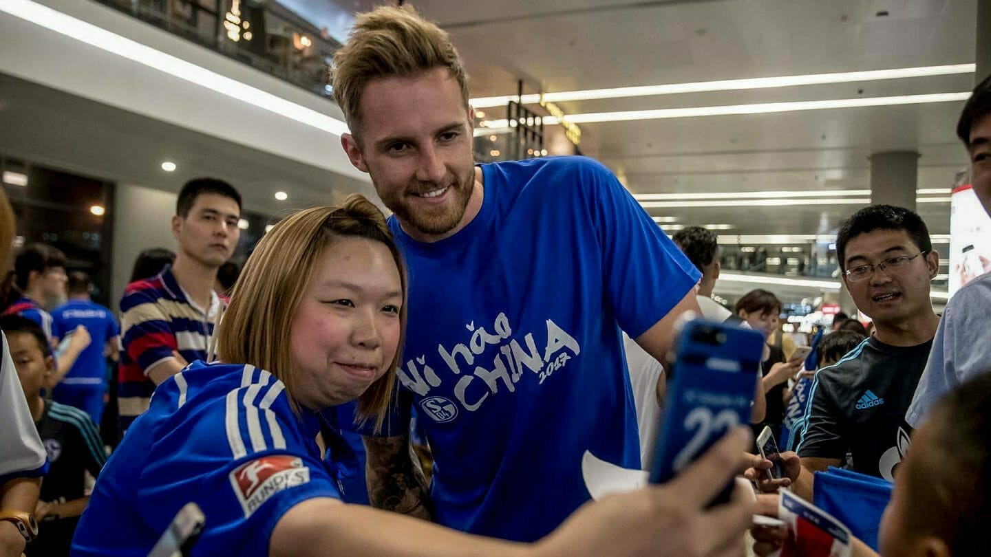 Blau-Weißer Empfang am Flughafen in Shanghai