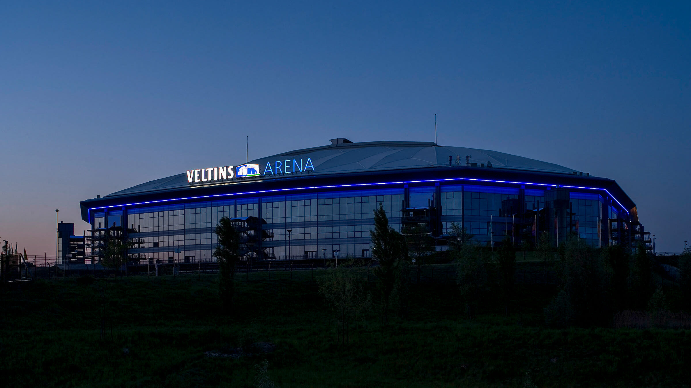 VELTINS-Arena bei Nacht