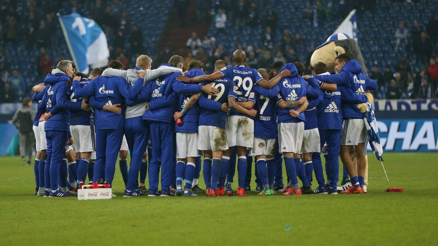 Mannschaftskreis nach dem 1:1 gegen Wolfsburg