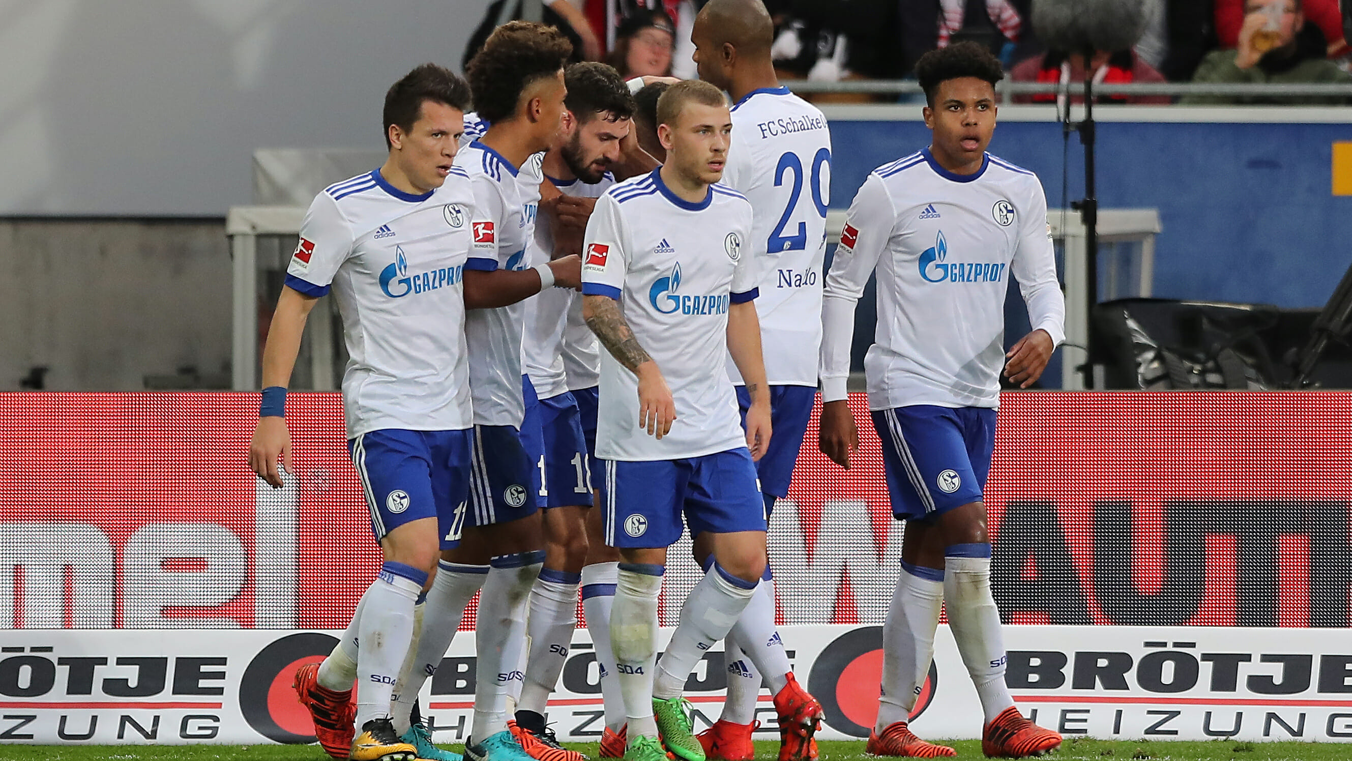 Schalke bejubelt das 1:0 in Freiburg.