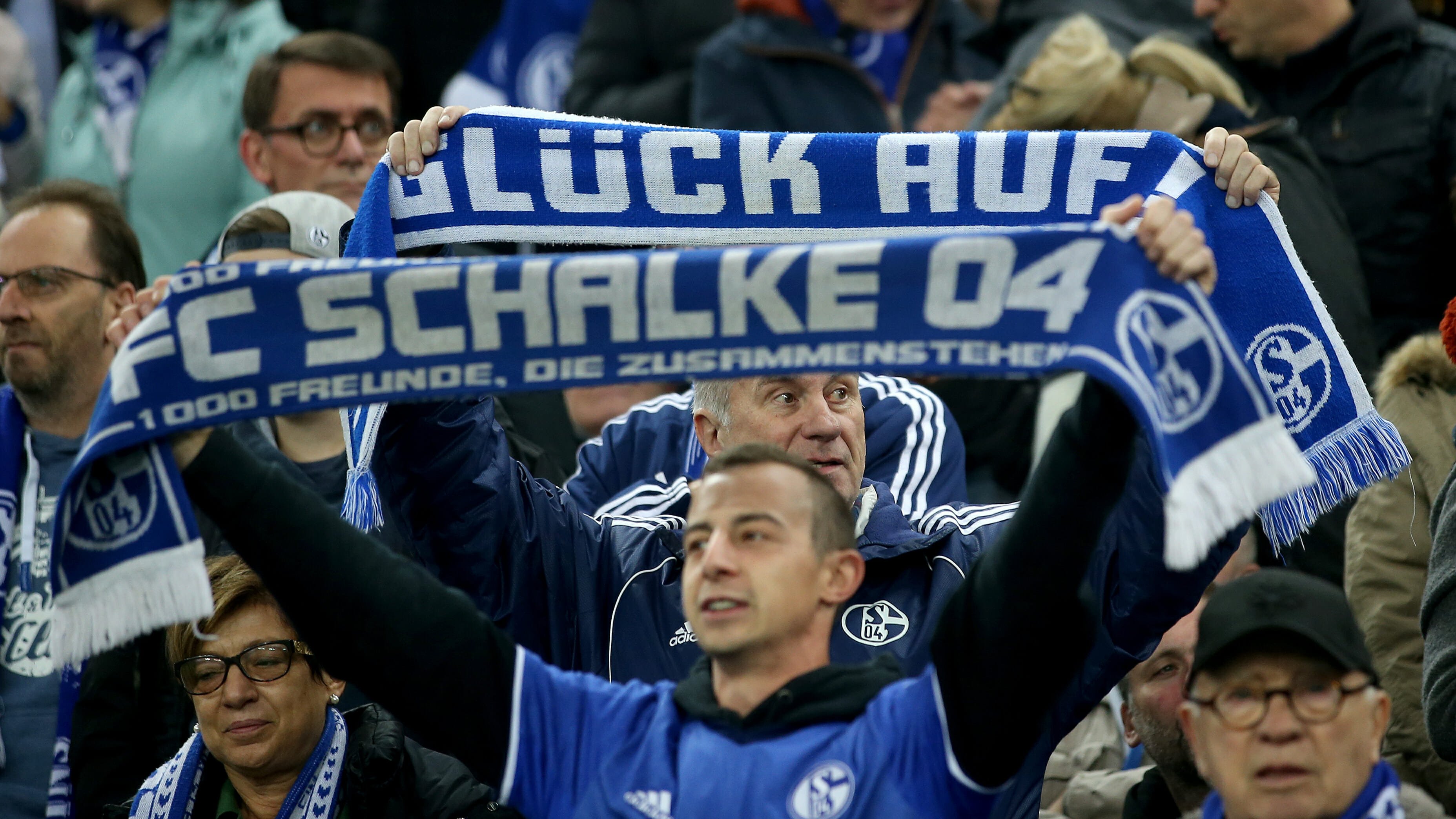 Schalke-Fans in der Kurve.