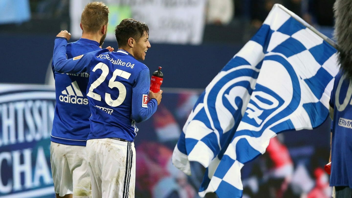 Amine Harit jubelt mit Guido Burgstaller.