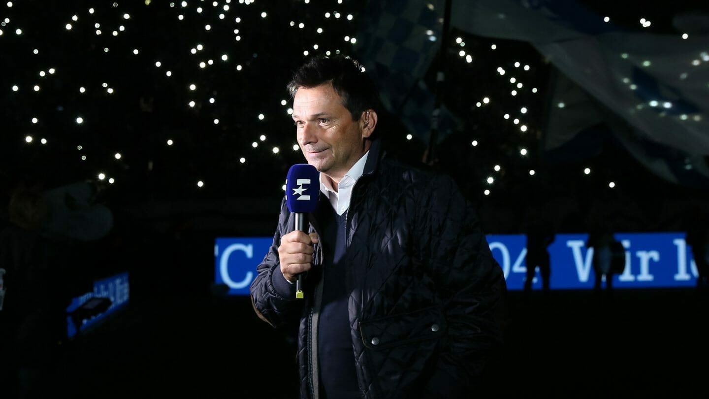 Christian Heidel bei einem Abendspiel im Interview.