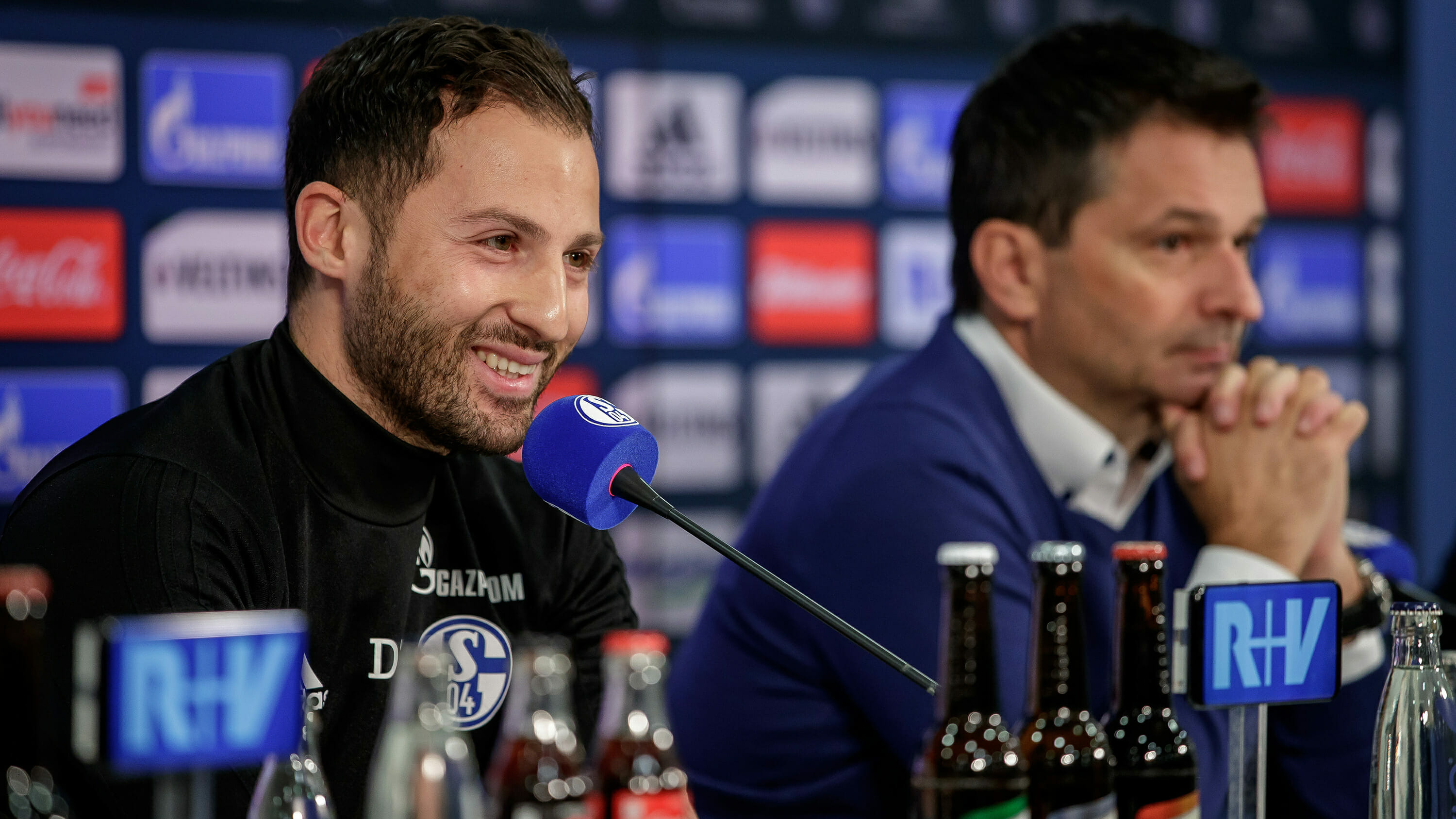 Domenico Tedesco auf der PK vor dem Derby