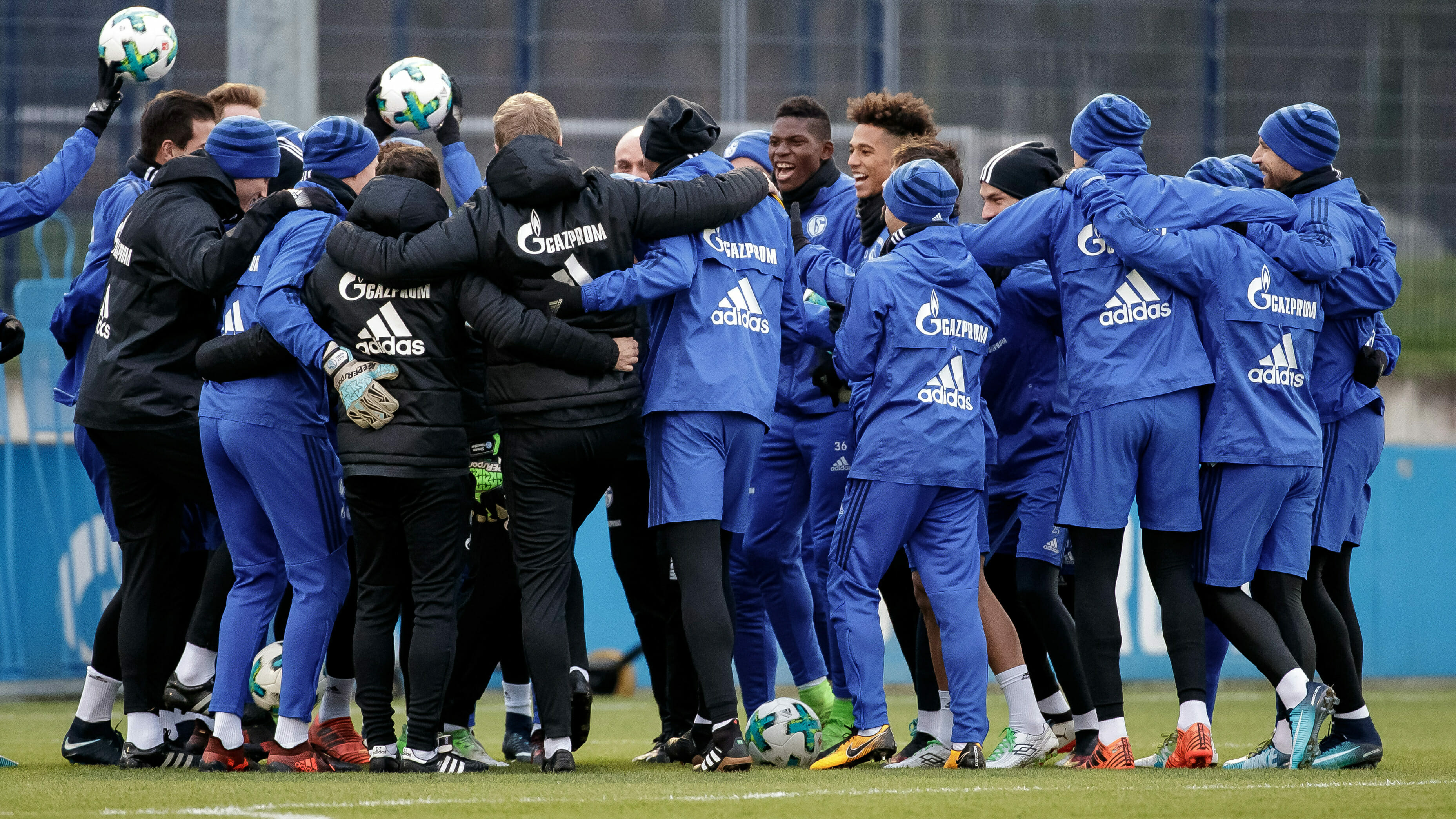 Die Mannschaft des FC Schalke 04 hat Spaß beim Training.