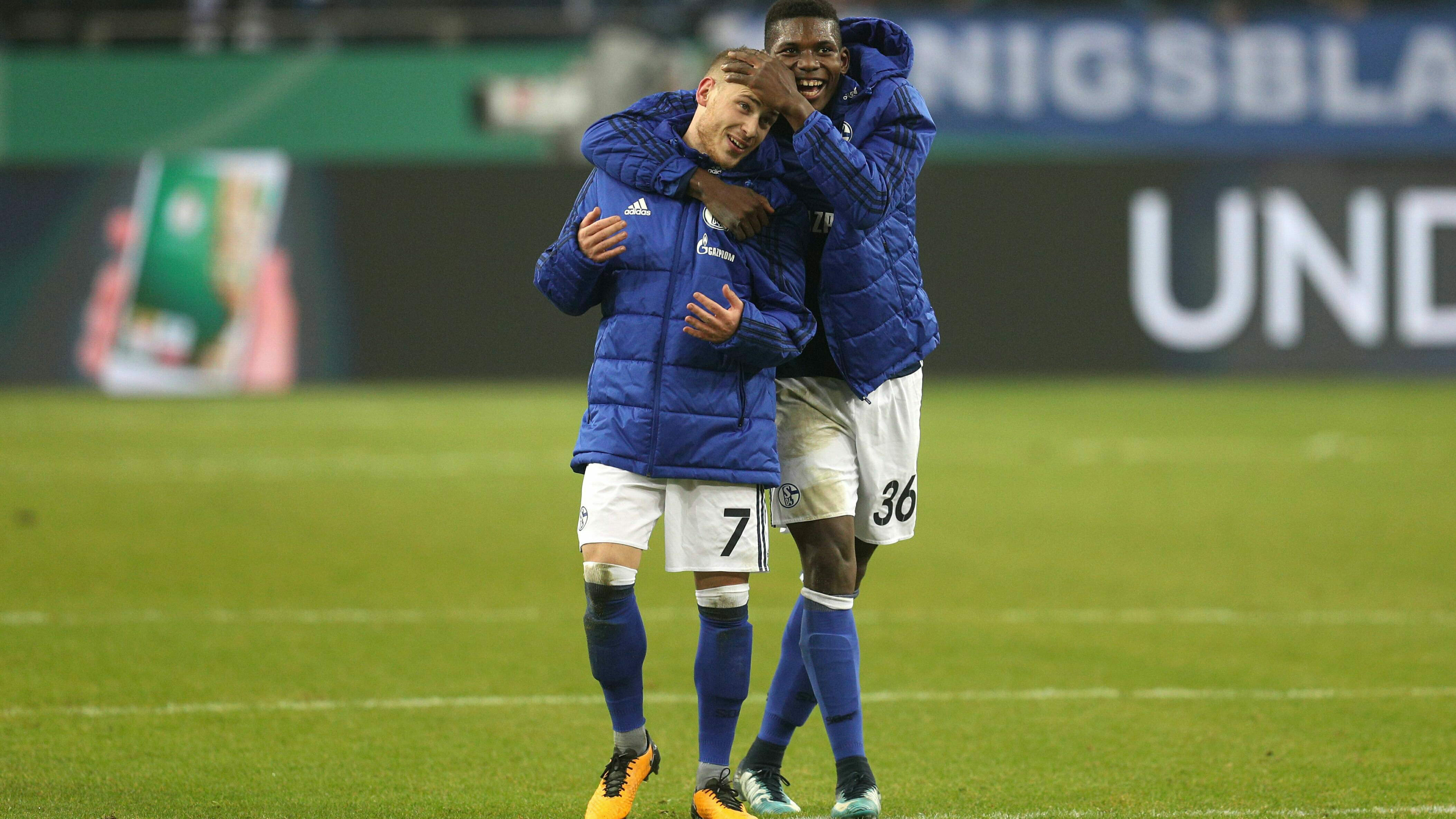 Breel Embolo und Max Meyer freuen sich über den Sieg im DFB-Pokal gegen Köln.