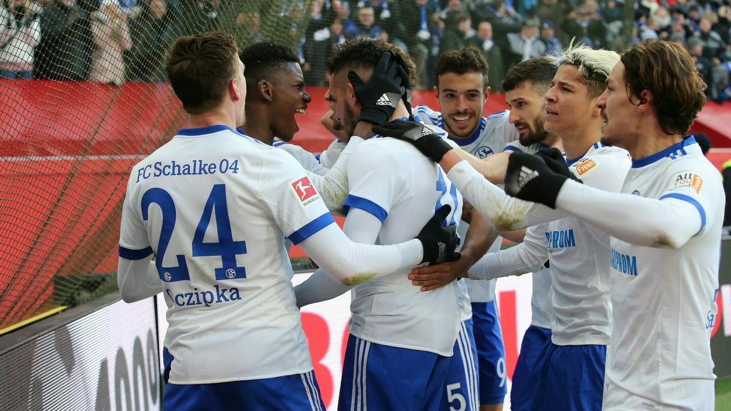 Schalke bejubelt den Sieg in Leverkusen