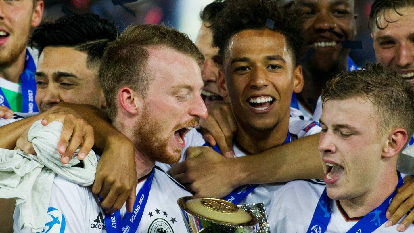 Thilo Kehrer bei der Siegerehrung der U21-Europameisterschaft