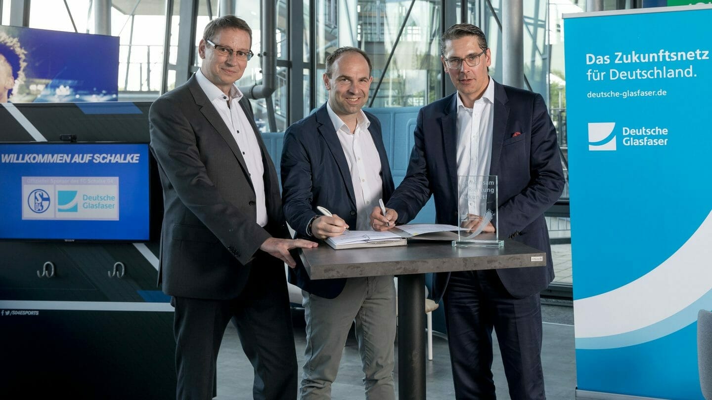 Alexander Jobst bei der Vertragsunterzeichnung mit Deutsche Glasfaser