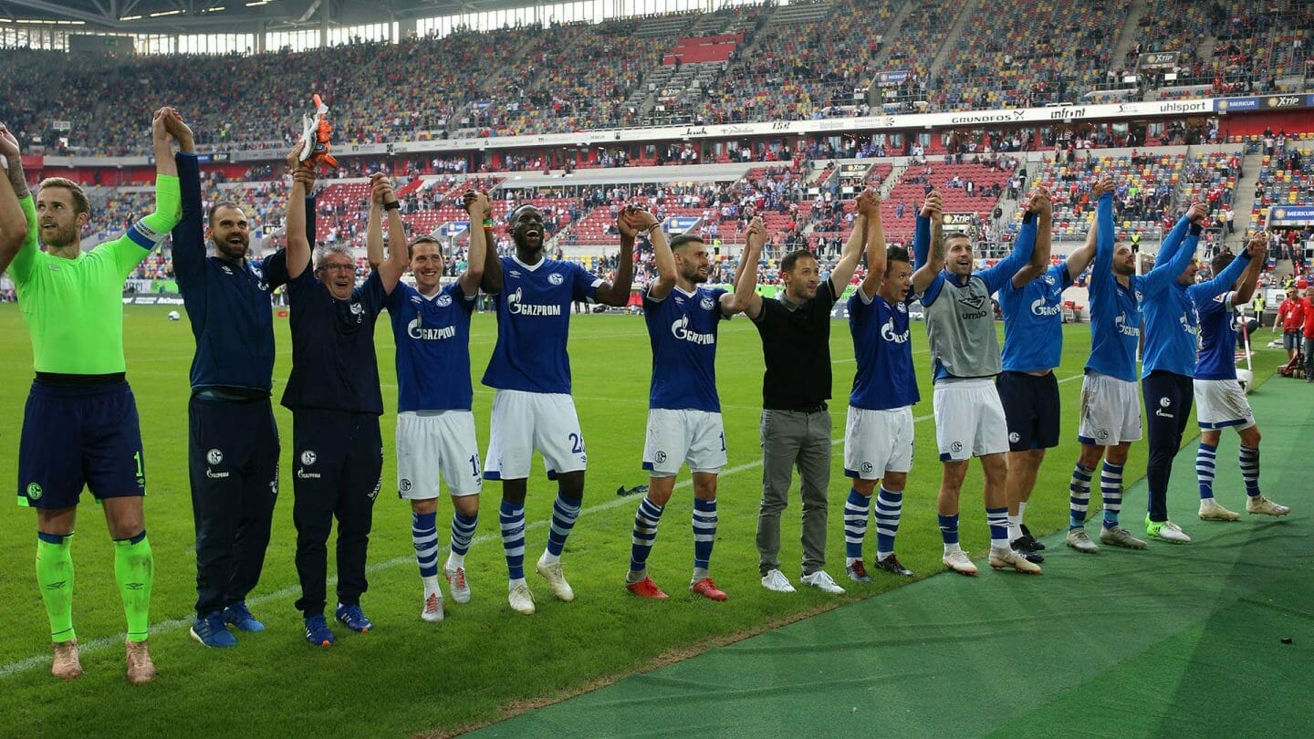 Schalke feiert den Sieg in Düsseldorf