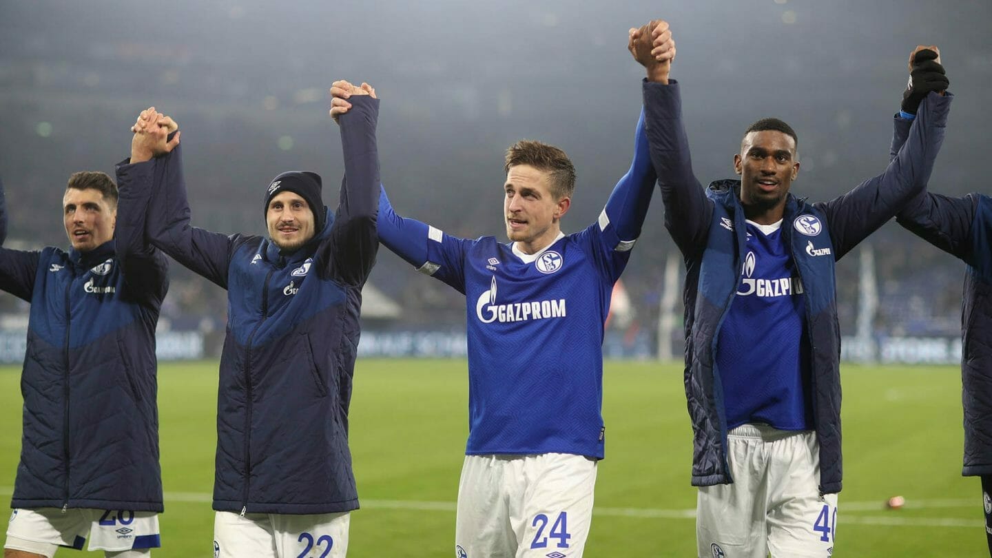 Bastian Oczipka jubelt nach dem Spiel gegen Nürnberg