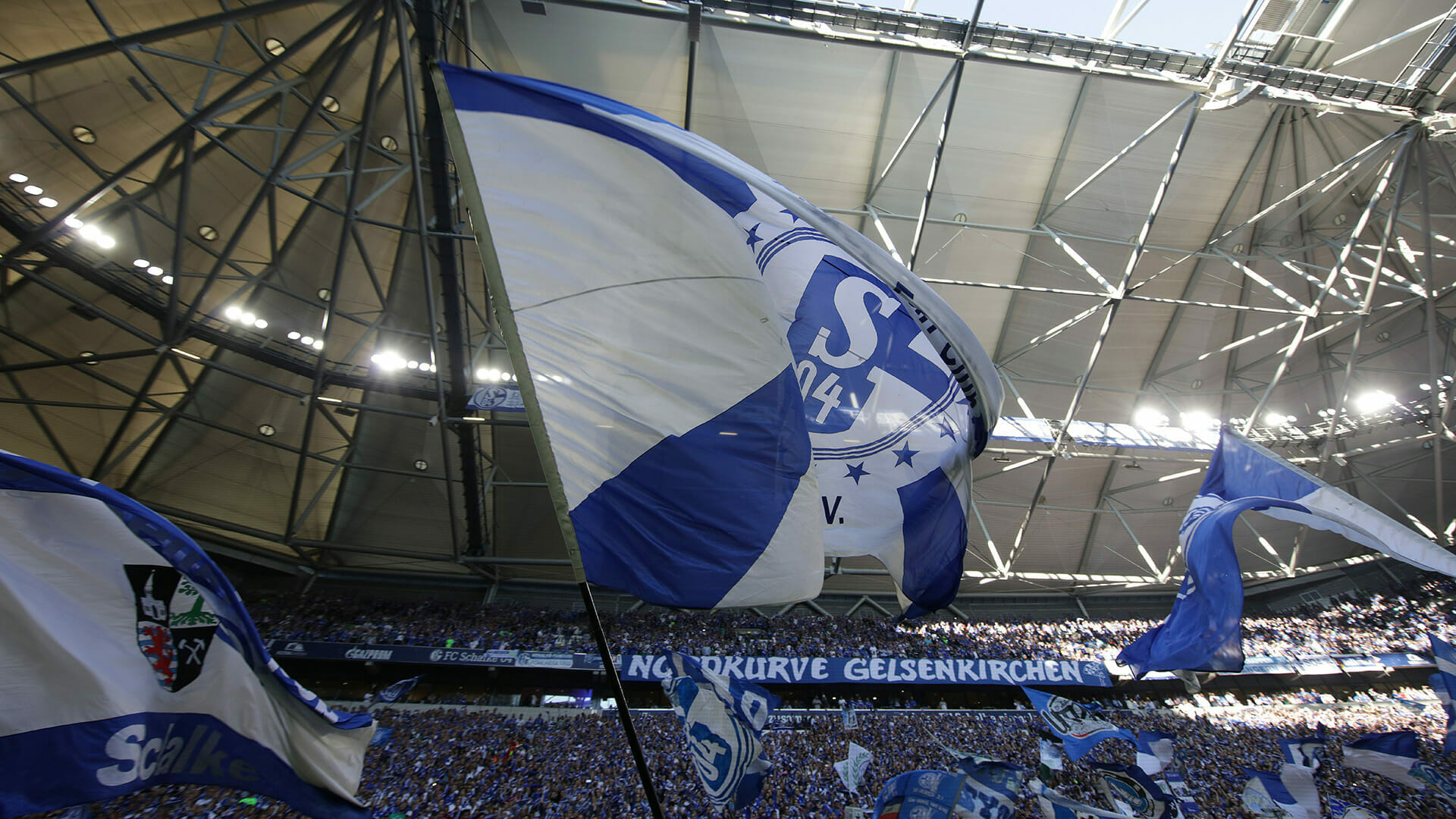 Schalke-Fahne in der Nordkurve