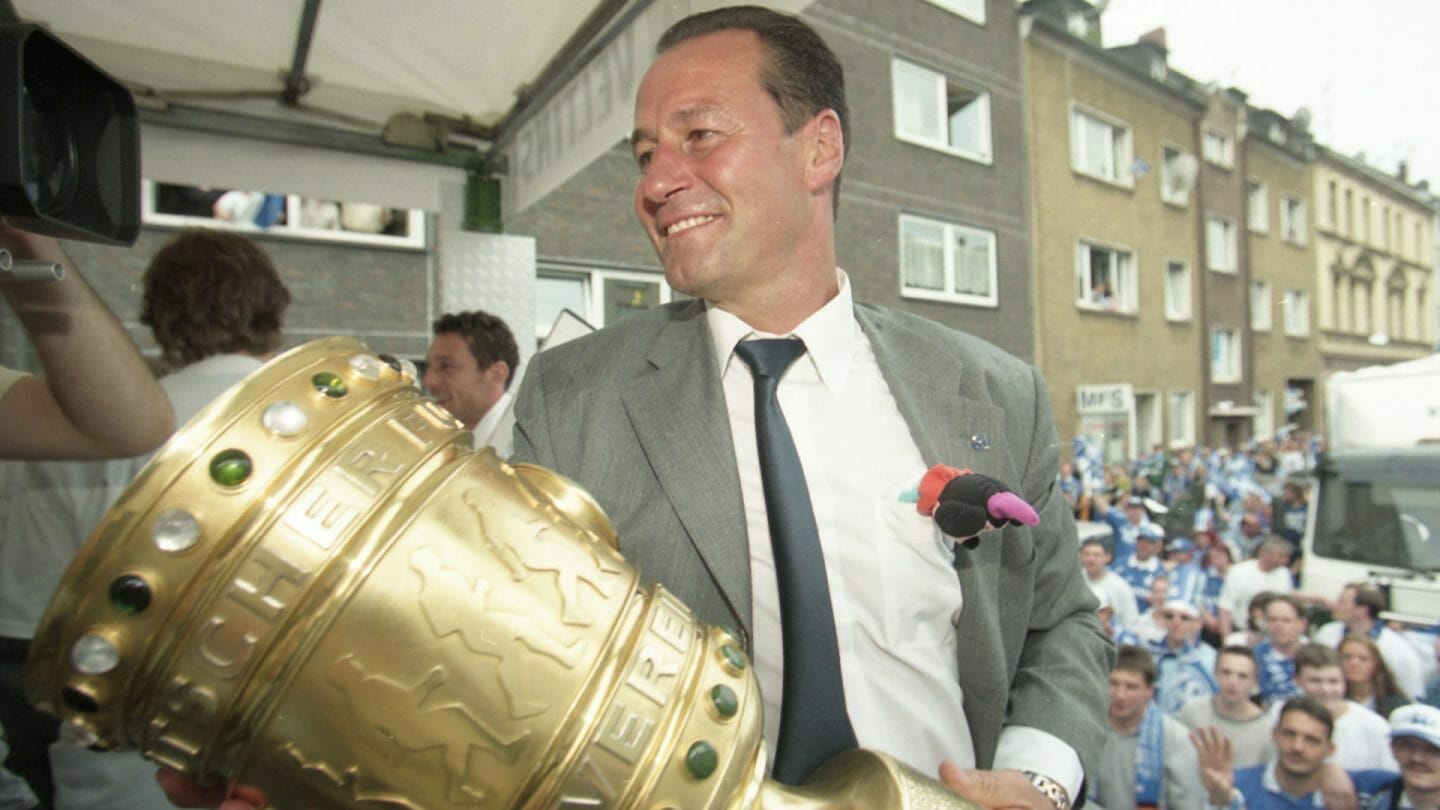 Huub Stevens mit dem DFB-Pokal im Jahr 2001