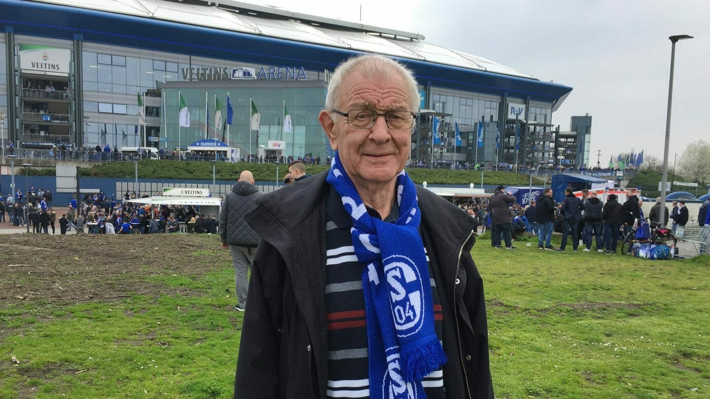 Günter Nagel vor der VELTINS-Arena