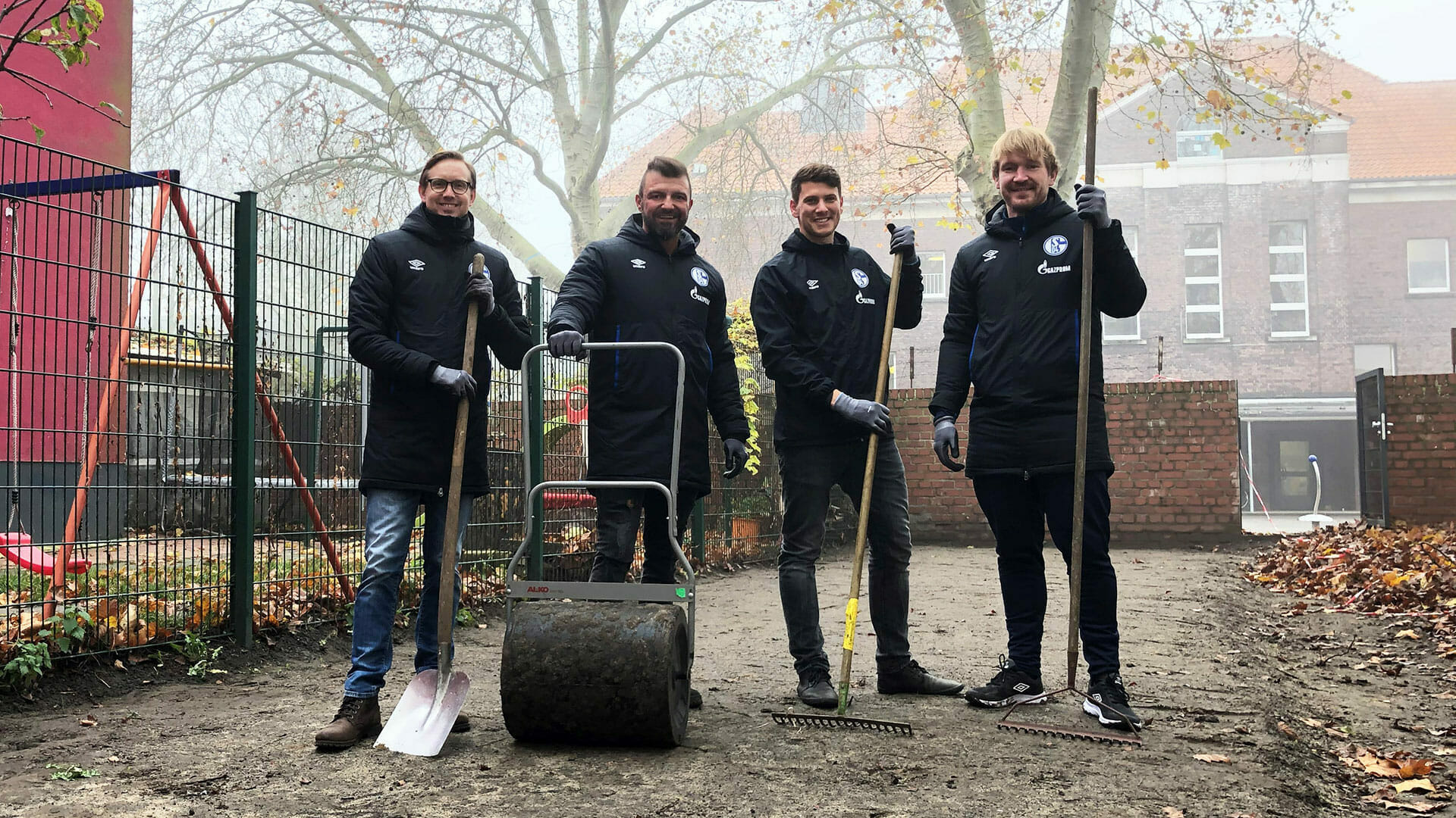 Knappenschmiede und Schalke hilft! verlegen Rollrasen für guten Zweck