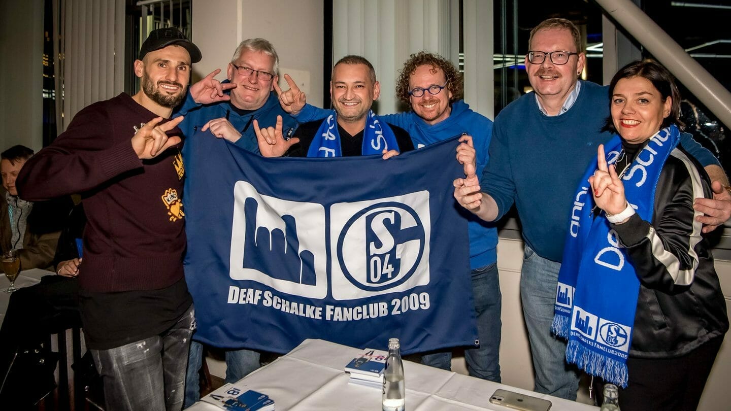 Daniel Caligiuri besucht Fans mit Behinderung