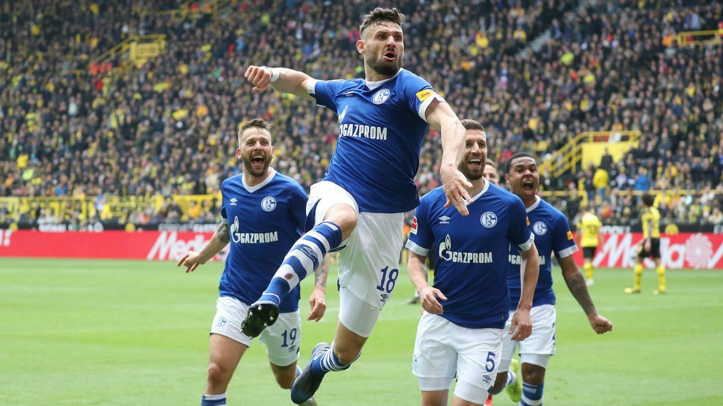 daniel caligiuri bejubelt einen Treffer im Derby