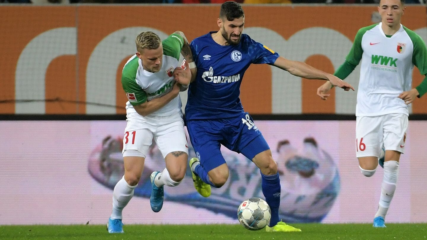 Daniel Caligiuri im Duell mit Philipp Max