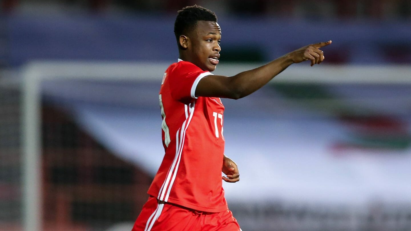 Rabbi Matondo im Trikot von Wales