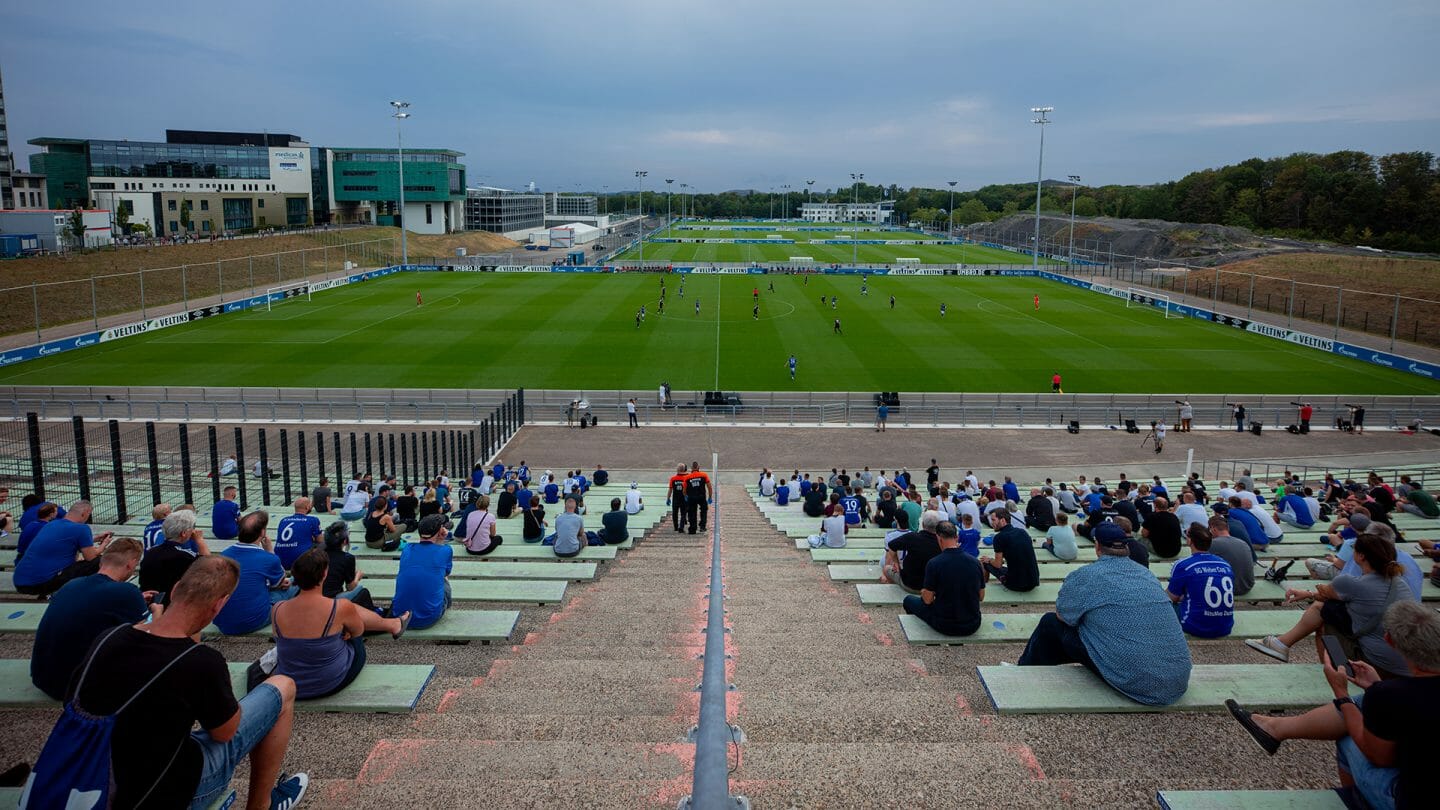 Fans auf der Tribüne im Parkstadion