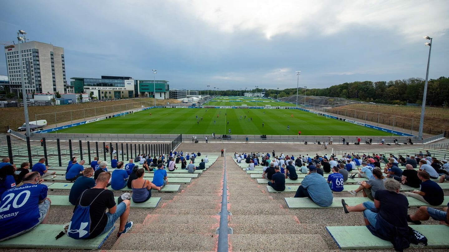 Zuschauer im Parkstadion