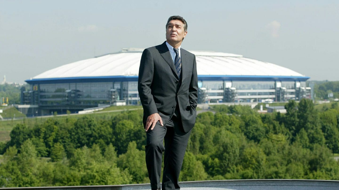 Rudi Assauer vor der Arena