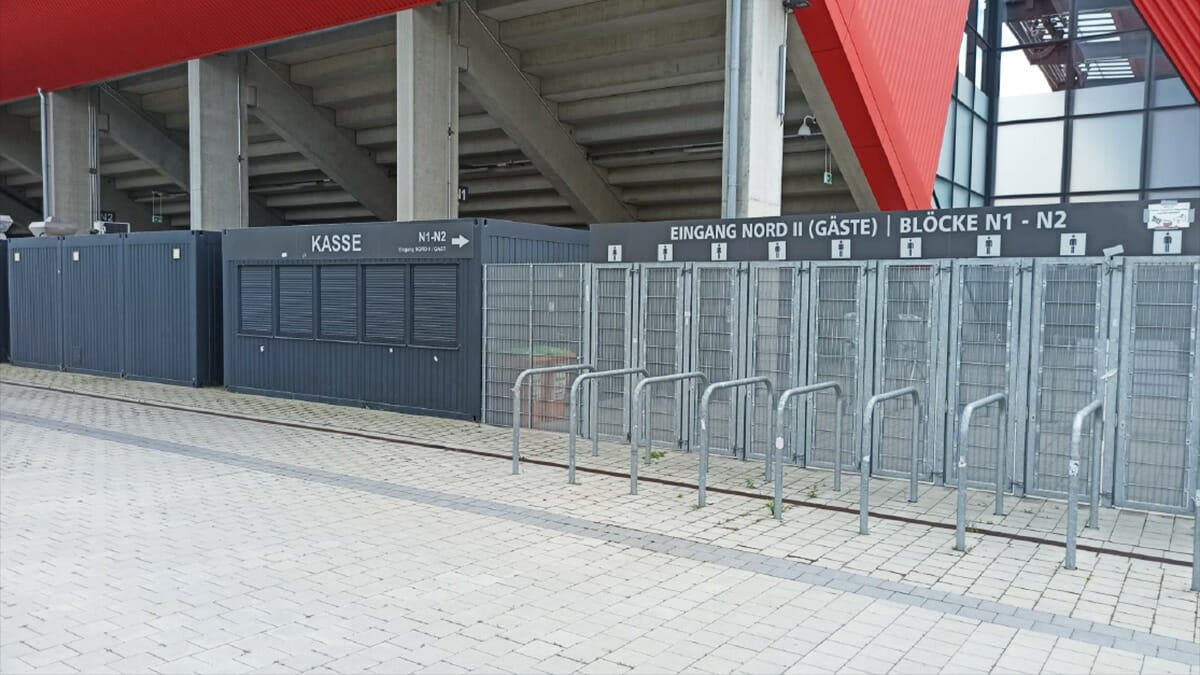 Gästeeingang des Jahnstadions
