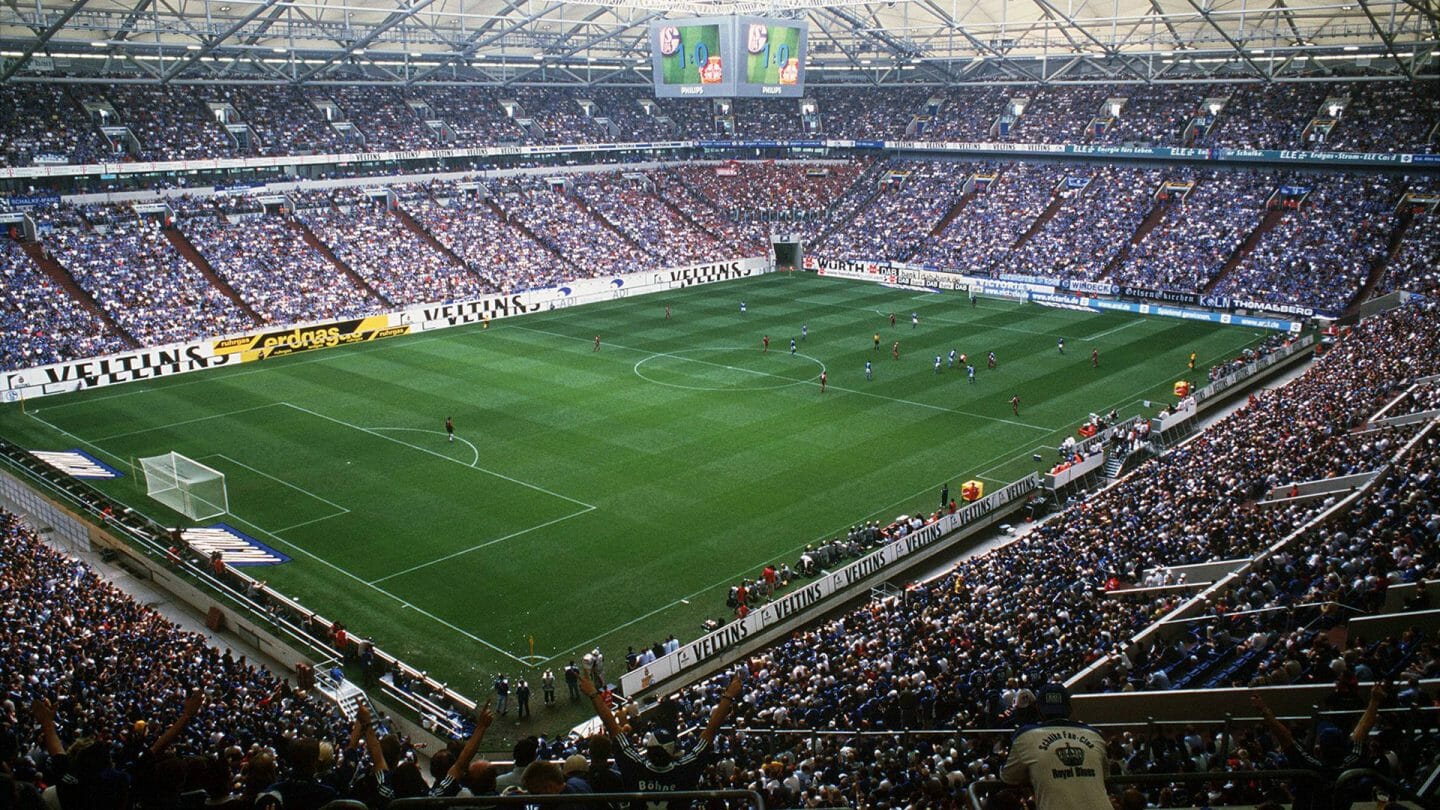 Die ausverkaufte VELTINS-Arena 2001