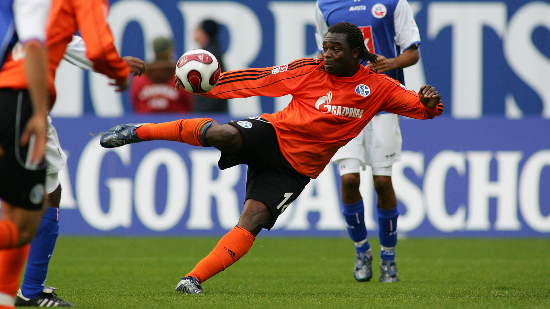 Gerald Asamoah trifft zum 1:0 in Rostock