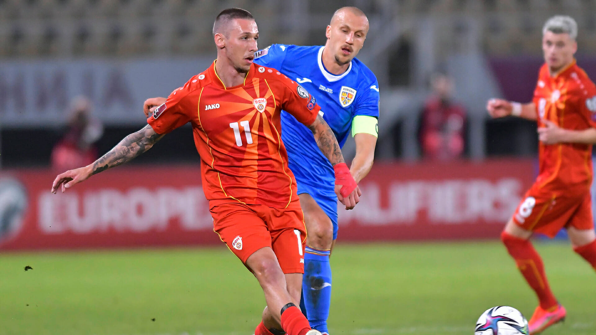 Darko Churlinov si Vlad ChiricheÅü in meciul de fotbal dintre Macedonia de Nord si Romania, contand pentru Preliminariil