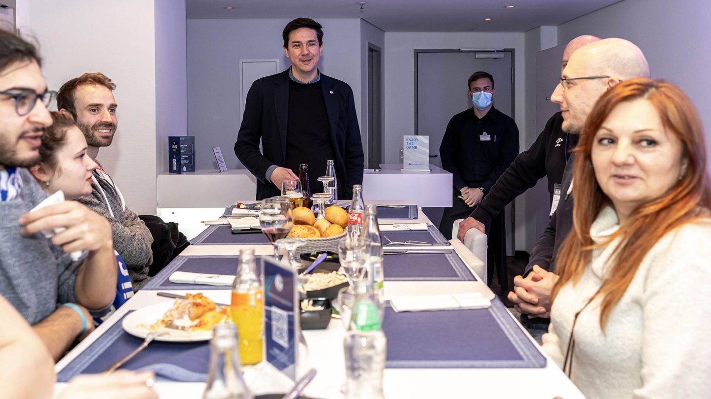 Sebastian Buntkirchen begrüßt die Gäste von Zusammen stark!