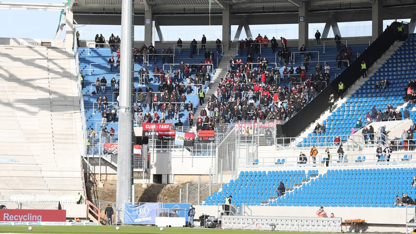 FCN-Fans im Gästeblock in Karlsruhe