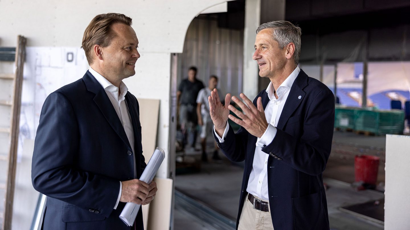 Dr. Bernd Schröder mit Dr. Thomas Knecht, dem CEO von hülsta