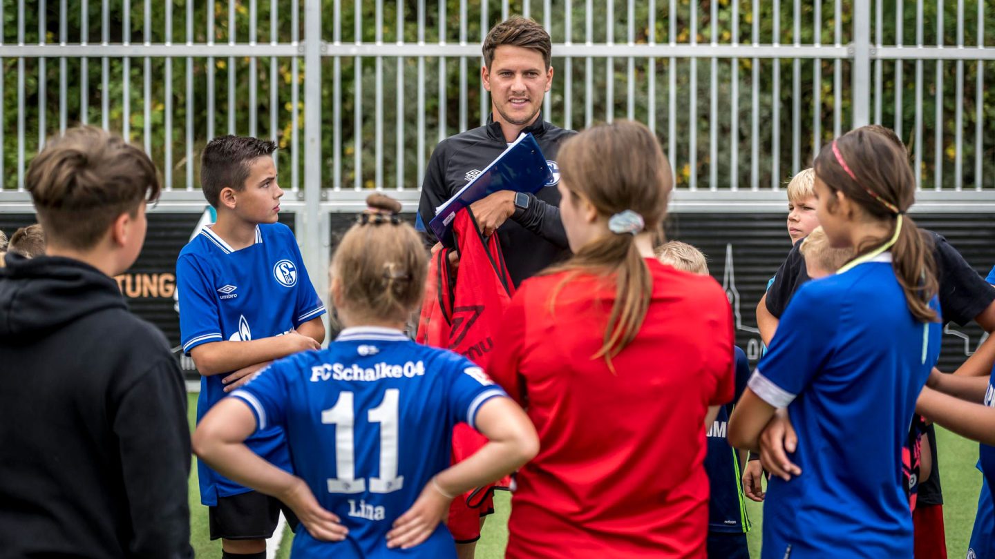 Vivawest Stiftung und Schalke hilft! ermöglichen Sommerferien auf dem Bolzplatz
