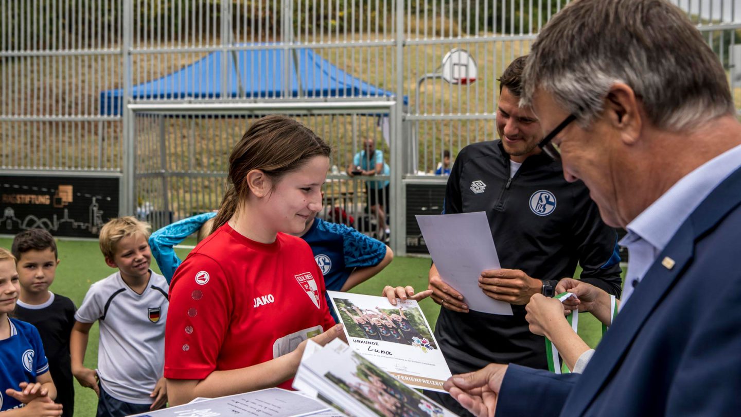 Vivawest Stiftung und Schalke hilft! ermöglichen Sommerferien auf dem Bolzplatz
