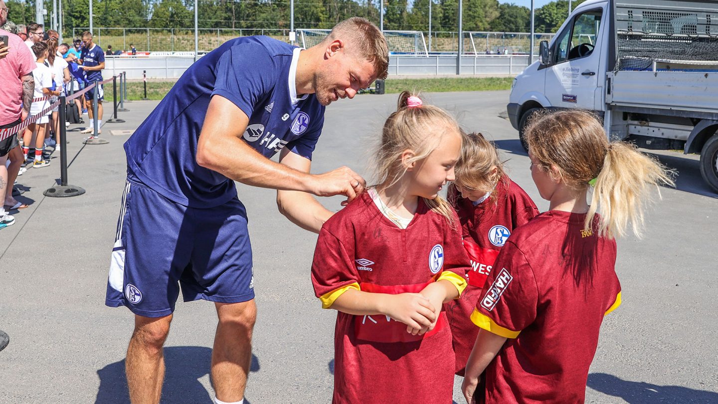 AKUT-Projekt zu Besuch bei den S04-Profis