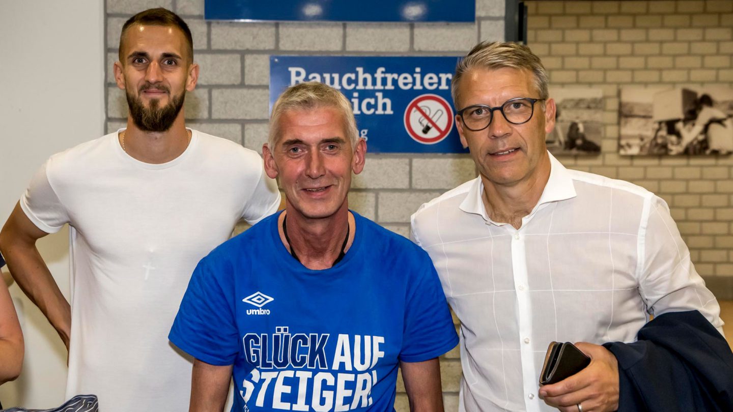 Schalke hilft! erfüllt Herzenswunsch beim ersten Heimspiel