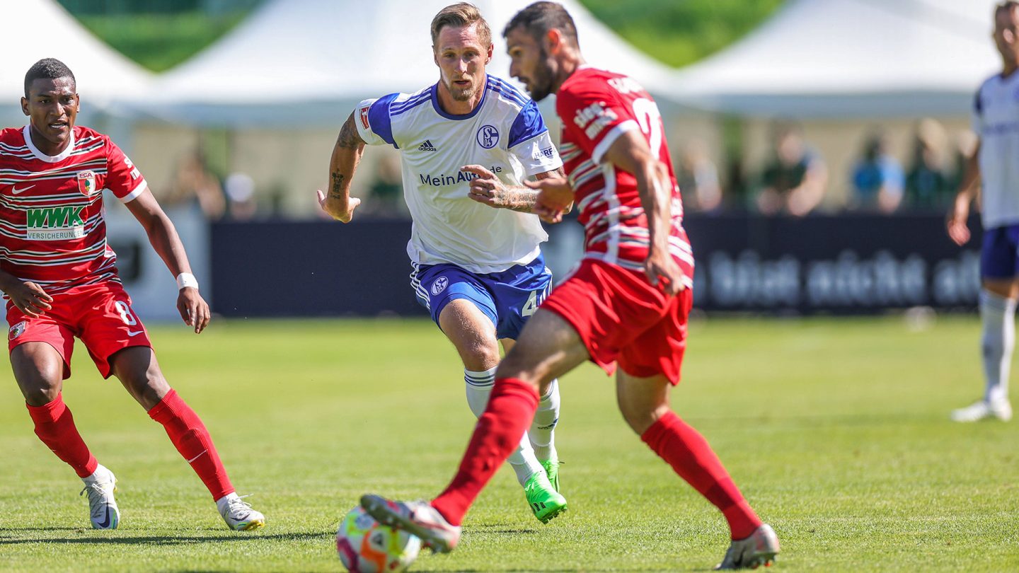 Sebastian Polter im Duell mit Daniel Caligiuri