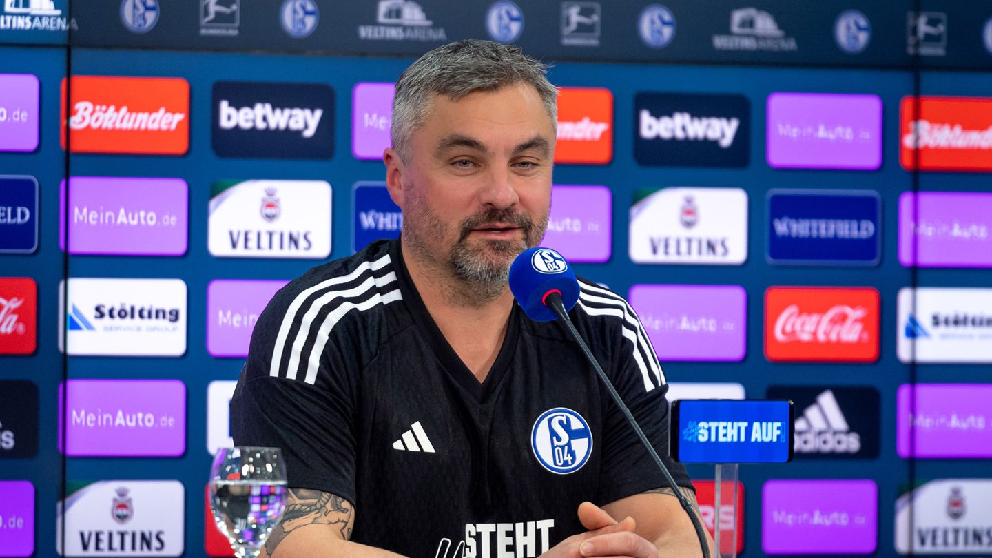Thomas Reis auf der PK vor Wolfsburg