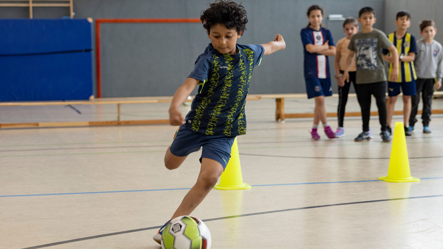 „Fußball trifft Kultur“: Schalke hilft! zu Gast an der Regenbogenschule in Gelsenkirchen