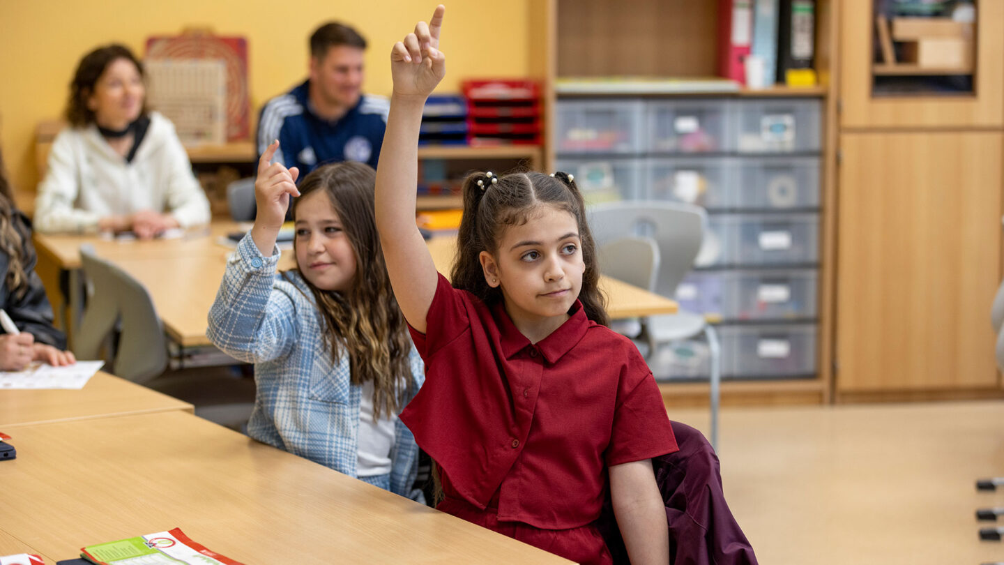 „Fußball trifft Kultur“: Schalke hilft! zu Gast an der Regenbogenschule in Gelsenkirchen