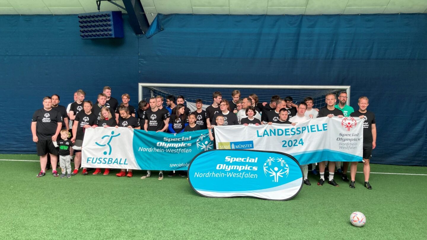 Vom 17. bis 25. Juni finden in Berlin die Special Olympics World Games statt. Um sich auf das Event einzustimmen, empfing Schalke hilft! – in Zusammenarbeit mit Special Olympics NRW, dem NRW-Landesverband der weltweit größten, vom Internationalen Olympischen Komitee (IOC) offiziell anerkannten Sportbewegung für Menschen mit geistiger und mehrfacher Behinderung – vorab 40 Sportler zu einem inklusiven Fußballturnier auf Schalke.