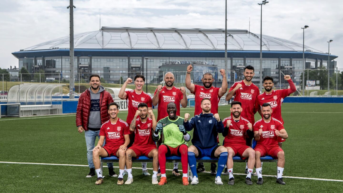 43 Mannschaften nahmen am Mittwoch (7.6.) an der 20. Auflage des Sponsoren-Turniers auf dem S04-Vereinsgelände teil. Intensive Zweikämpfe, spektakuläre Tore und ein buntes Rahmenprogramm ließen das schlechte Wetter zu Beginn der Veranstaltung schnell vergessen. Auf dem Kunstrasenplatz trat auch die Schalker Traditionself an, die im Finale gegen die „Edi Fighter“ der Fahrschule Edi unterlag.