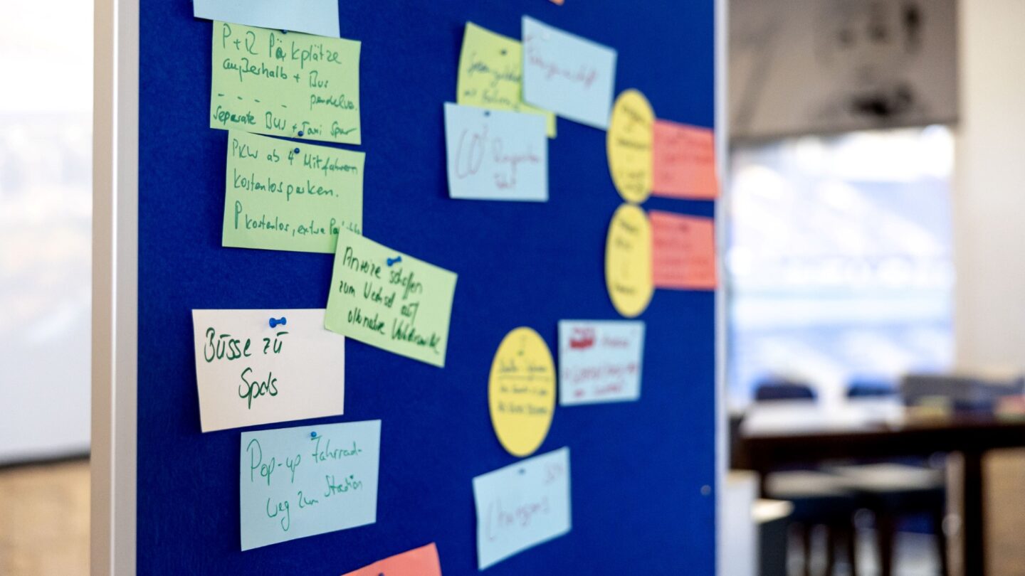 Das große Projekt der Zukunftsschmiede 04 nimmt weiter Fahrt auf: Zum Nachhaltigkeitsfachtag am 13. Juni in der VELTINS-Arena luden der S04 und der Digital Campus Zollverein gemeinsam mit BRYCK erneut alle Nachhaltigkeitsverantwortlichen der beteiligten Unternehmen zu einer produktiven Zusammenkunft ein.