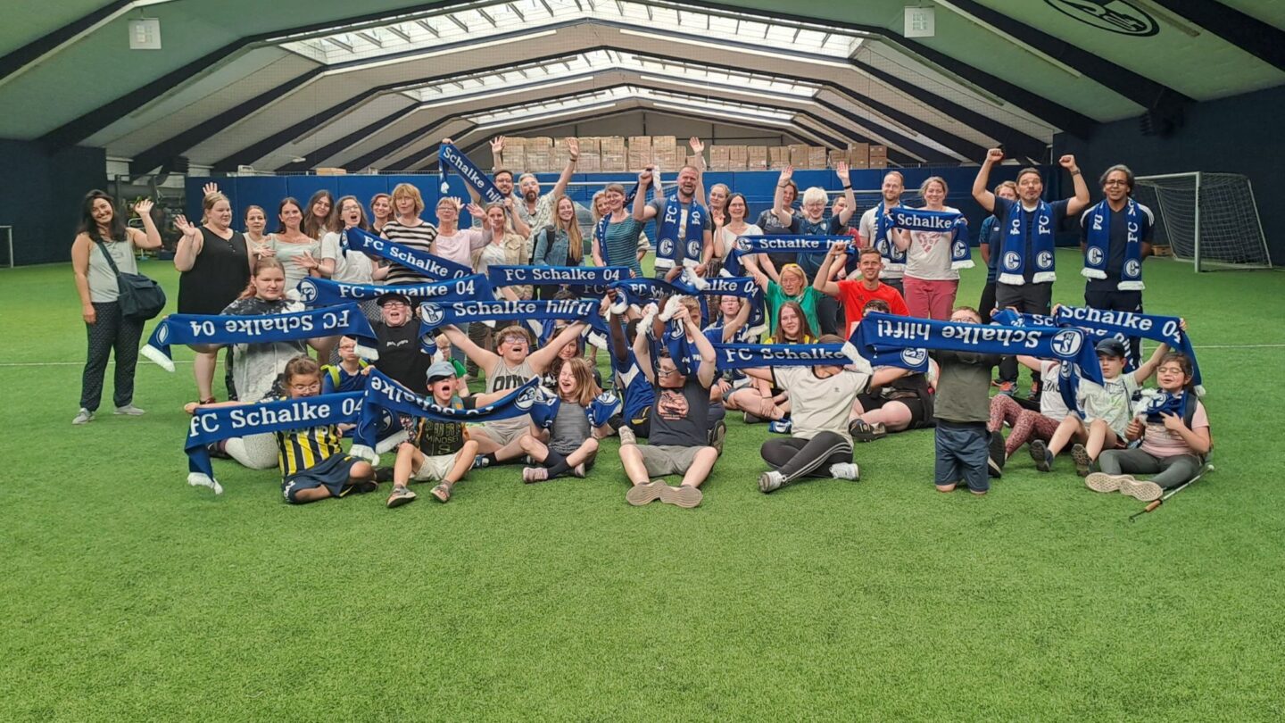 Am Freitag (16.6.) veranstalteten die Abteilungen Blindenfußball und Leichtathletik der Königsblauen gemeinsam mit dem Behinderten- und Rehabilitationssportverband NRW (BRSNW) einen Sportaktionstag auf Schalke. Maßgeblich unterstützt wurde die Aktion von Schalke hilft!, zu Gast waren etwa 80 Personen aus dem Förderschwerpukt Sehen der Focus-Schule Gelsenkirchen.
