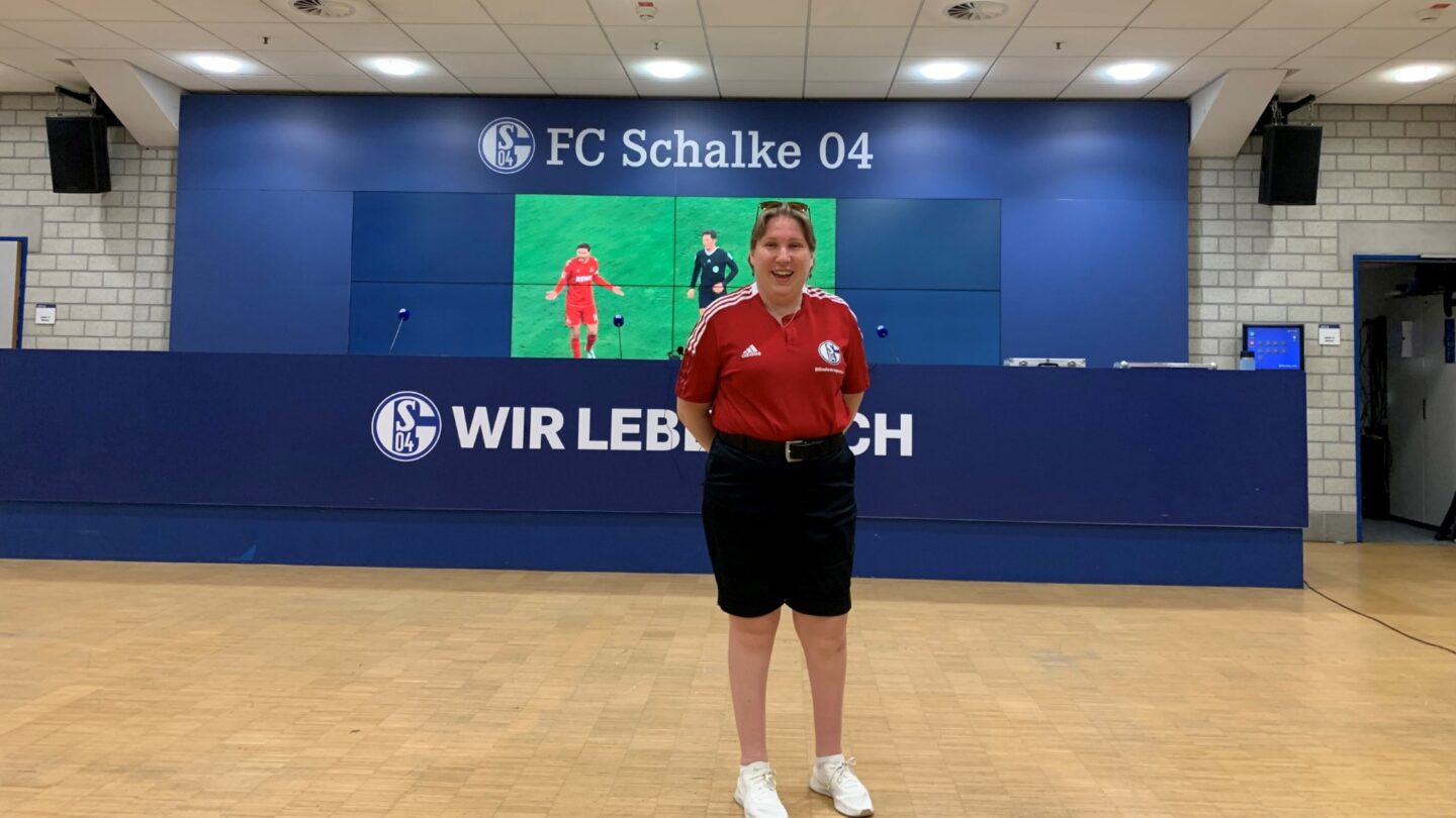 Am Freitag (16.6.) veranstalteten die Abteilungen Blindenfußball und Leichtathletik der Königsblauen gemeinsam mit dem Behinderten- und Rehabilitationssportverband NRW (BRSNW) einen Sportaktionstag auf Schalke. Maßgeblich unterstützt wurde die Aktion von Schalke hilft!, zu Gast waren etwa 80 Personen aus dem Förderschwerpukt Sehen der Focus-Schule Gelsenkirchen.