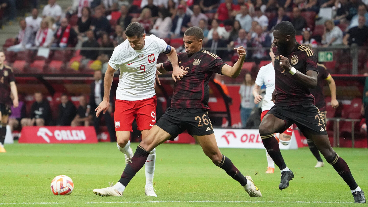 Malick Thiaw gegen Robert Lewandowski