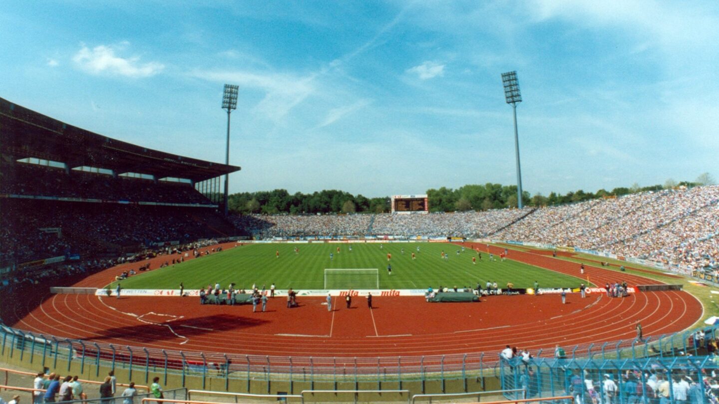 An mehreren Terminen im August und September können Fans der Königsblauen jetzt in die facettenreiche Geschichte des „alten“ Parkstadions bei exklusiven Führungen über das gesamte Berger Feld noch einmal tiefer eintauchen.