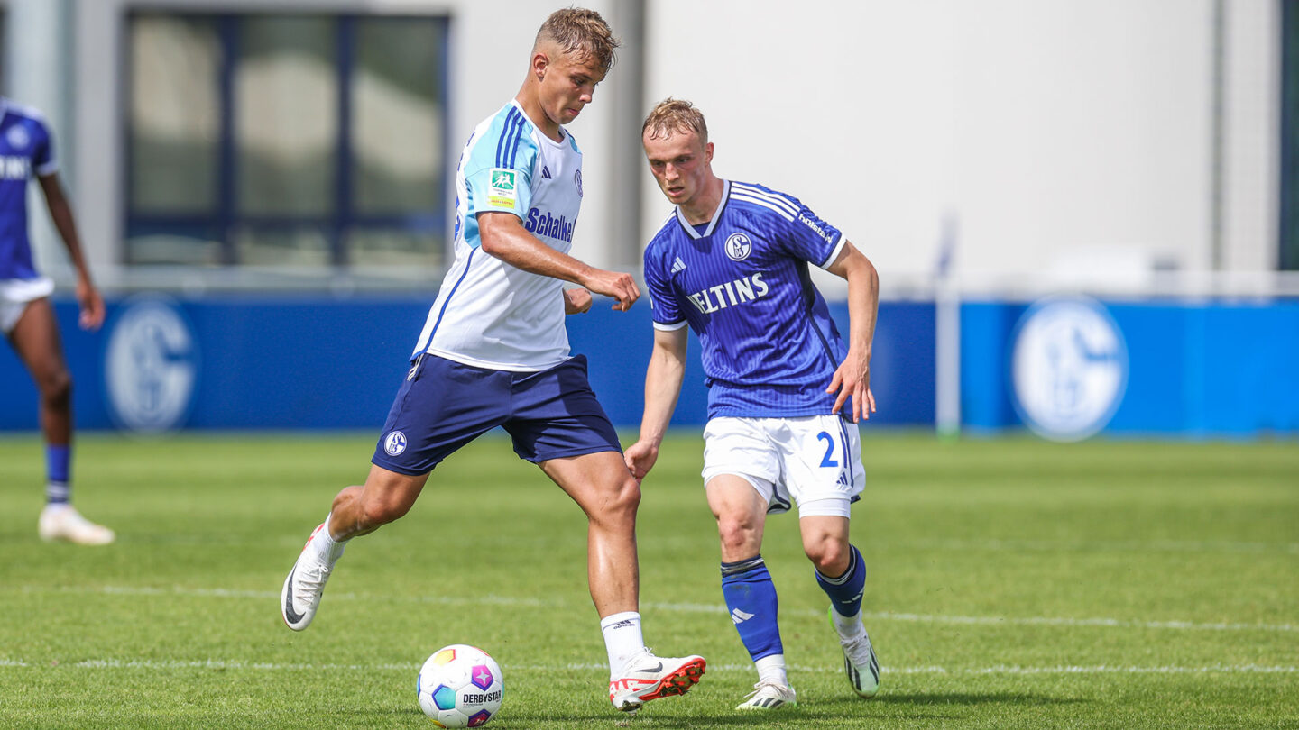 Keke Topp im Zweikampf mit Niklas Tauer