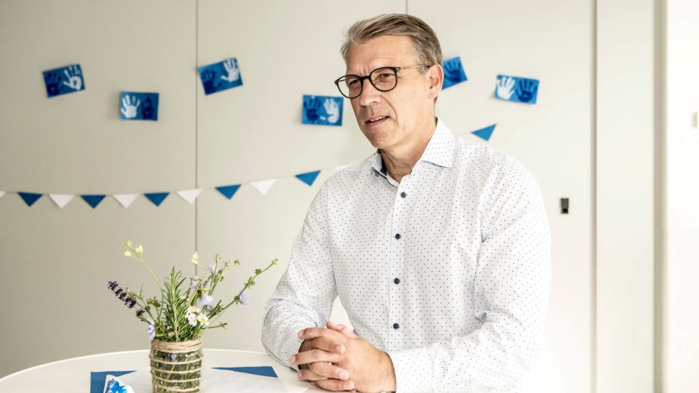 Königsblau ist mehr als nur Fußball – und genau aus diesem Grund hat der FC Schalke 04 am Weltkindertag am Mittwoch (20.9.) in der Städtischen Tageseinrichtung für Kinder Florastraße das Gütesiegel „kinderfreundlicher Sportverein“ überreicht bekommen. Die Plakette entgegen genommen hat Vorstandsmitglied Peter Knäbel.